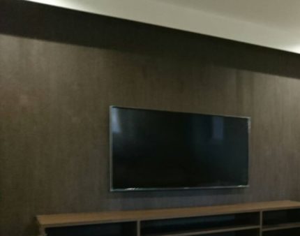 壁掛けテレビに対応して高級感が出たマンションのリビング